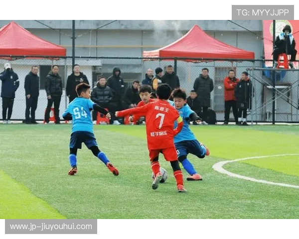 迎新年共踢精彩足球赛燃动绿茵场点亮激情与希望